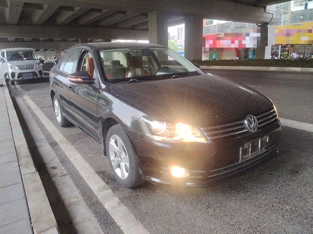 VOLKSWAGEN BORA 2015