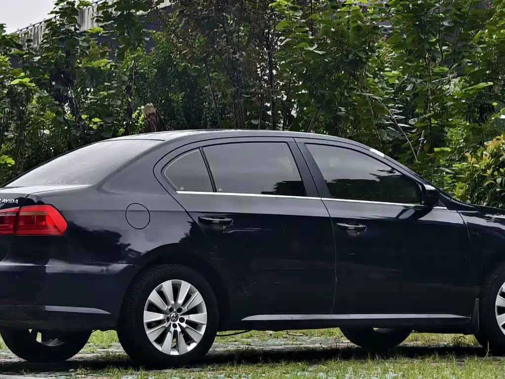 VOLKSWAGEN LAVIDA 2014