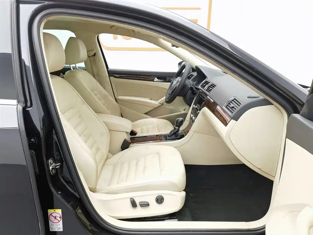 VOLKSWAGEN PASSAT 2013