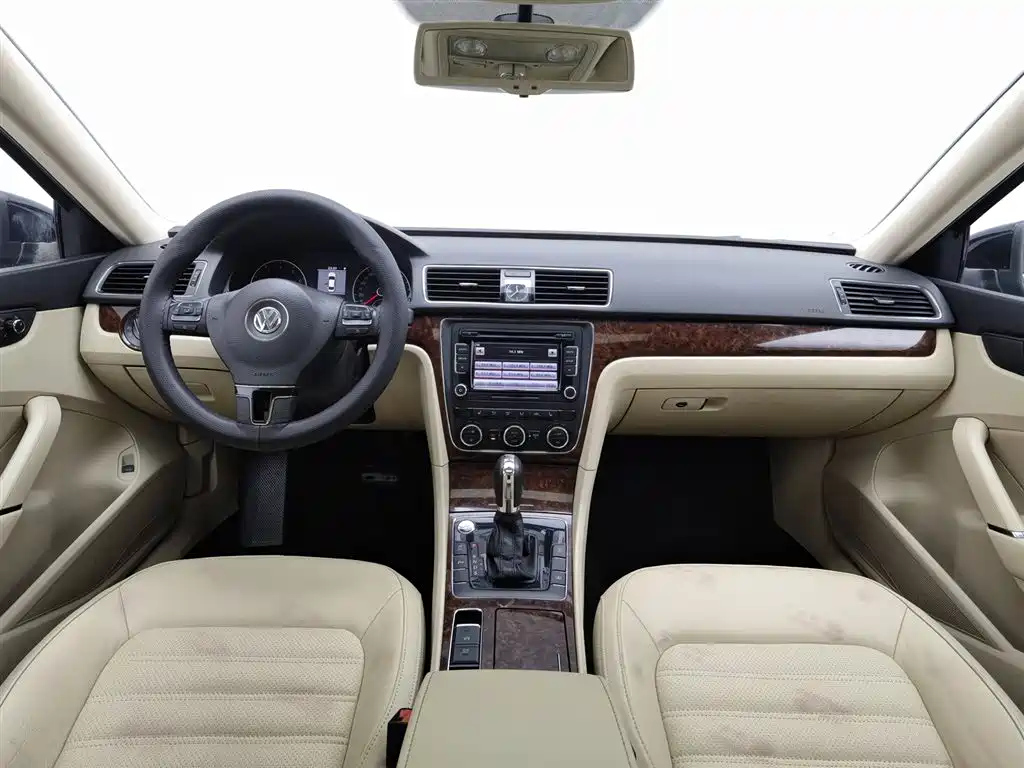 VOLKSWAGEN PASSAT 2013