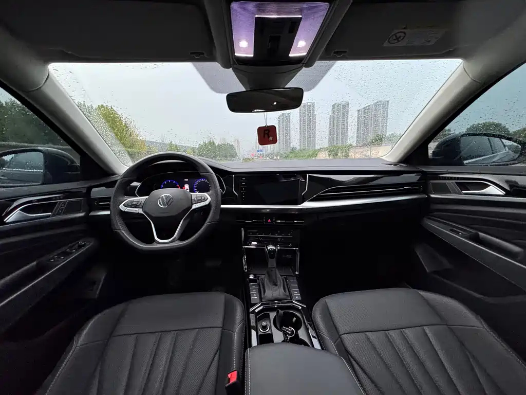 VOLKSWAGEN PASSAT 2024