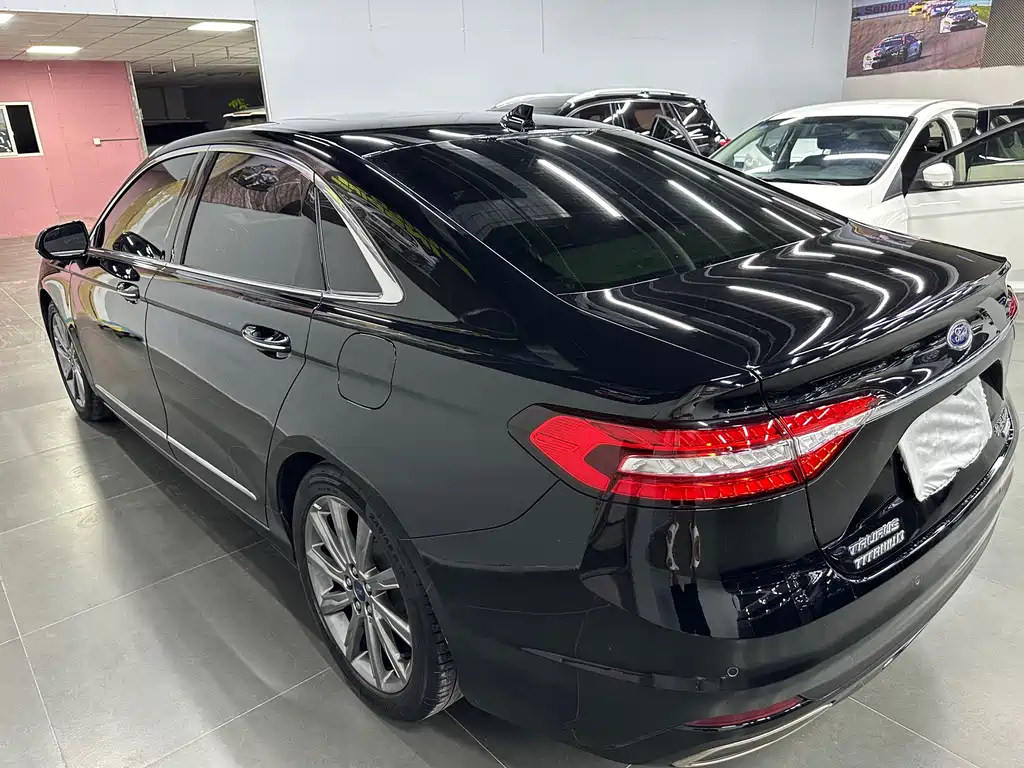 FORD TAURUS 2019