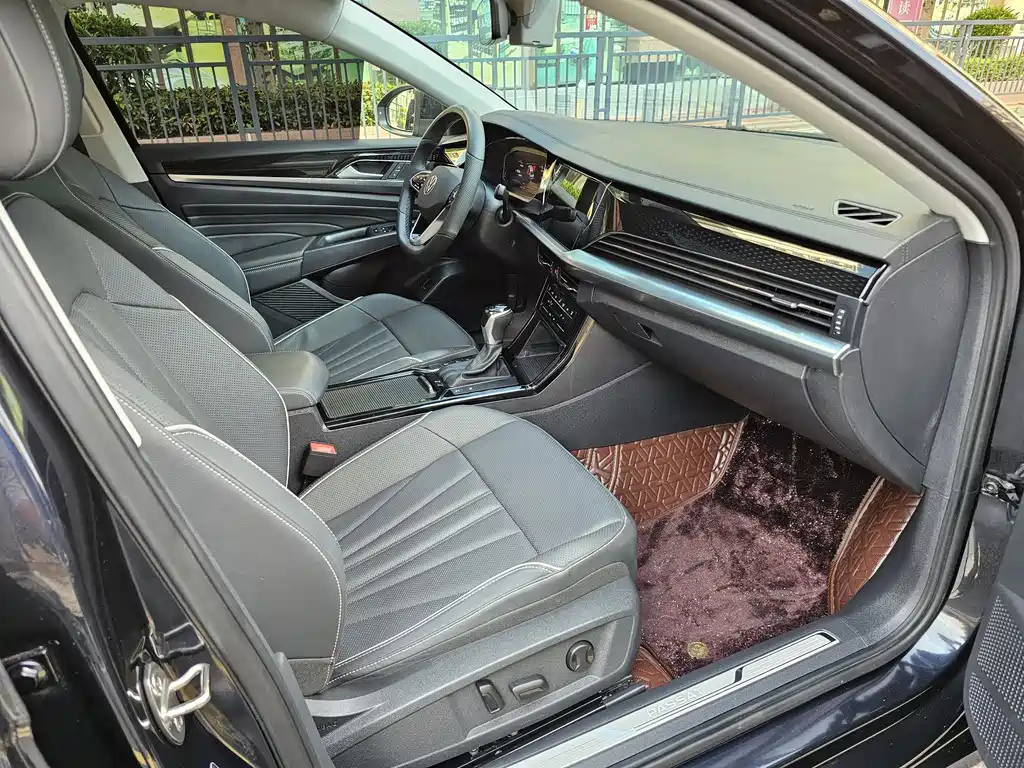 VOLKSWAGEN PASSAT 2024