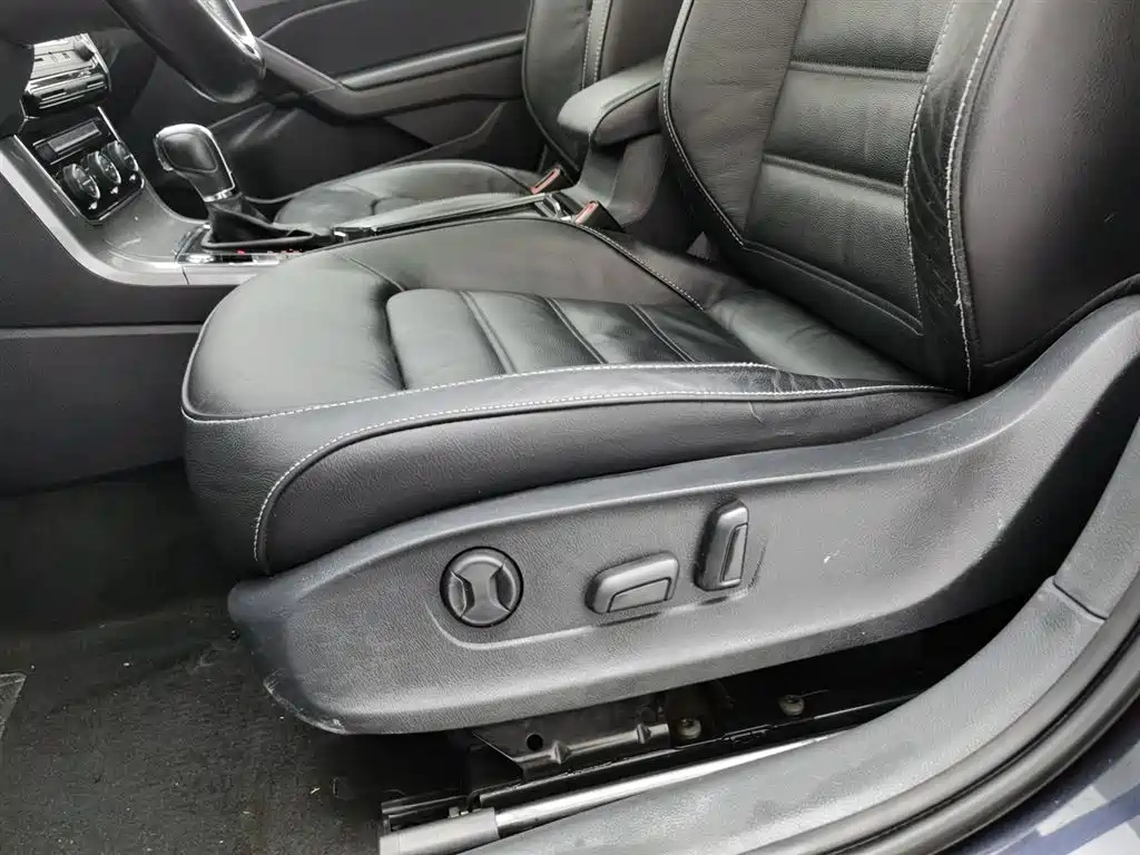 VOLKSWAGEN PASSAT 2018