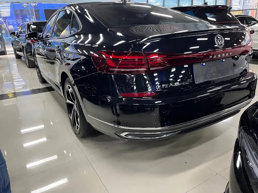 VOLKSWAGEN PASSAT 2023