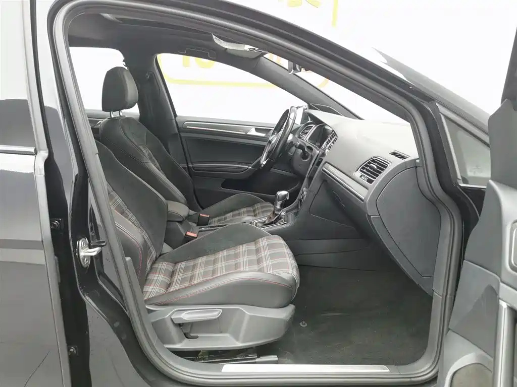 VOLKSWAGEN GOLF GTI 2019