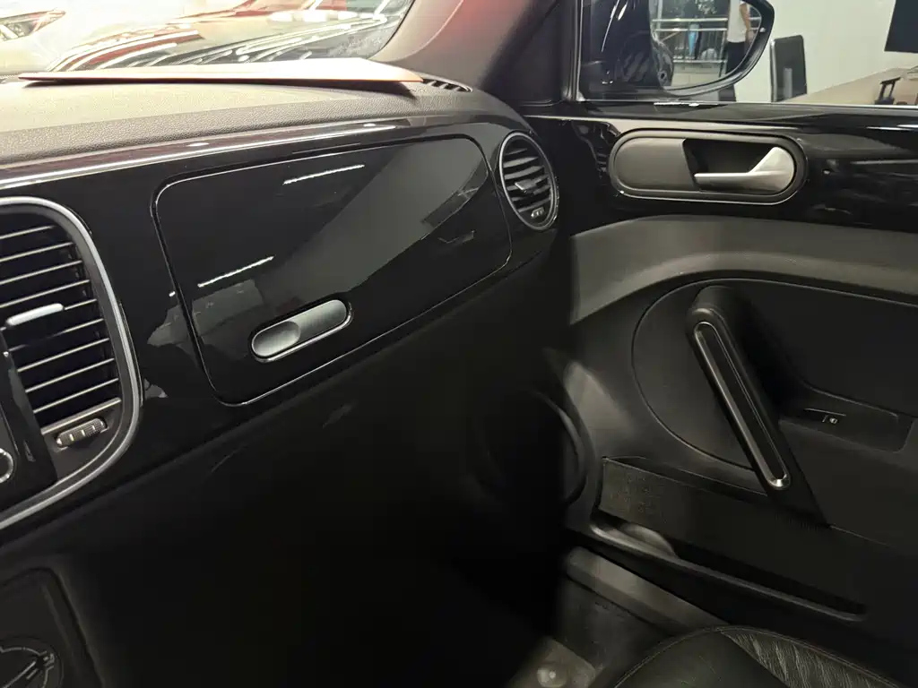 VOLKSWAGEN BEETLE 2014