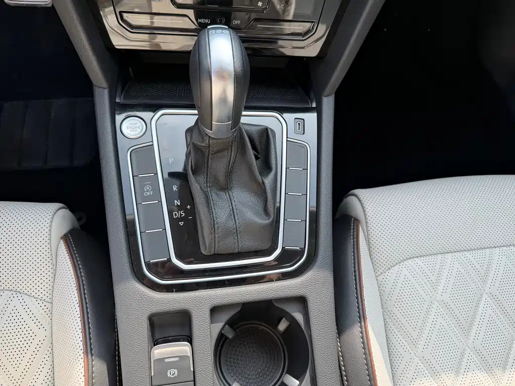 VOLKSWAGEN MAGOTAN 2023