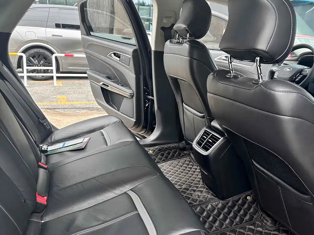 FORD TAURUS 2019