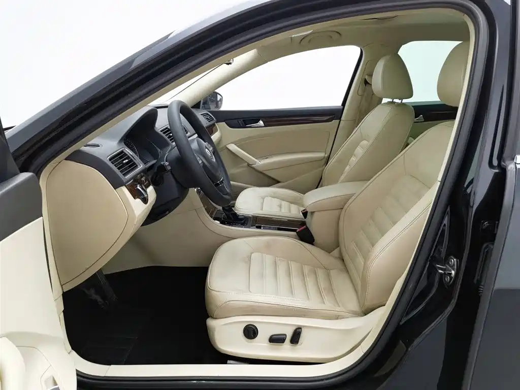 VOLKSWAGEN PASSAT 2013