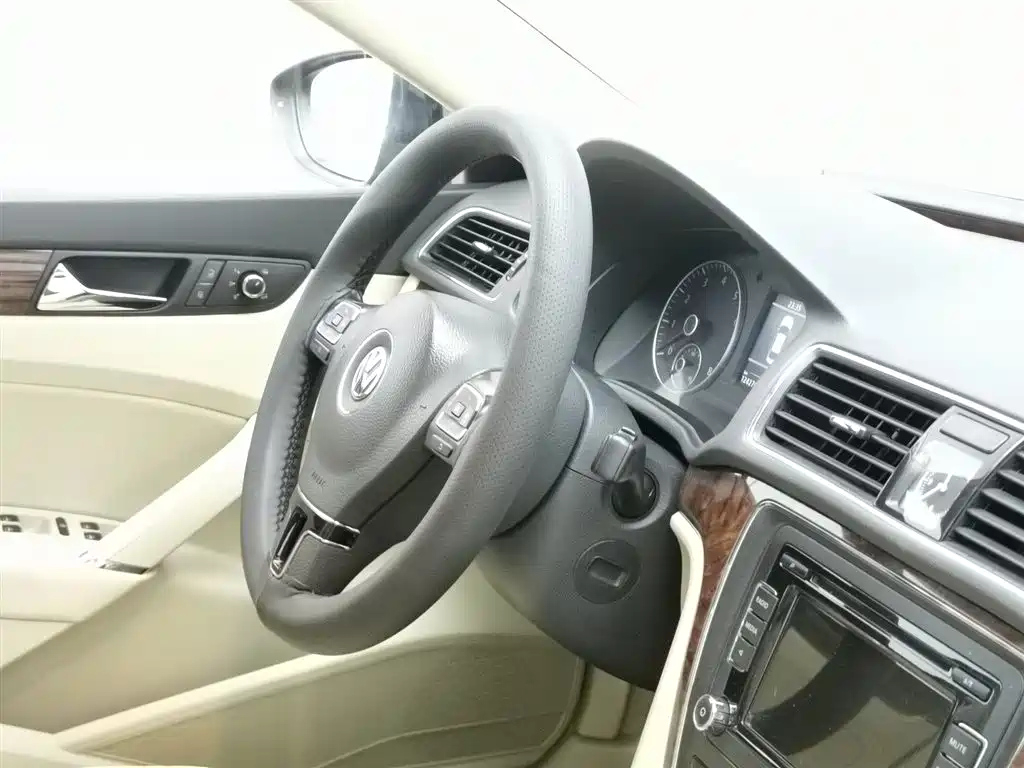 VOLKSWAGEN PASSAT 2013