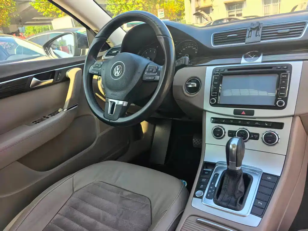 VOLKSWAGEN MAGOTAN 2013