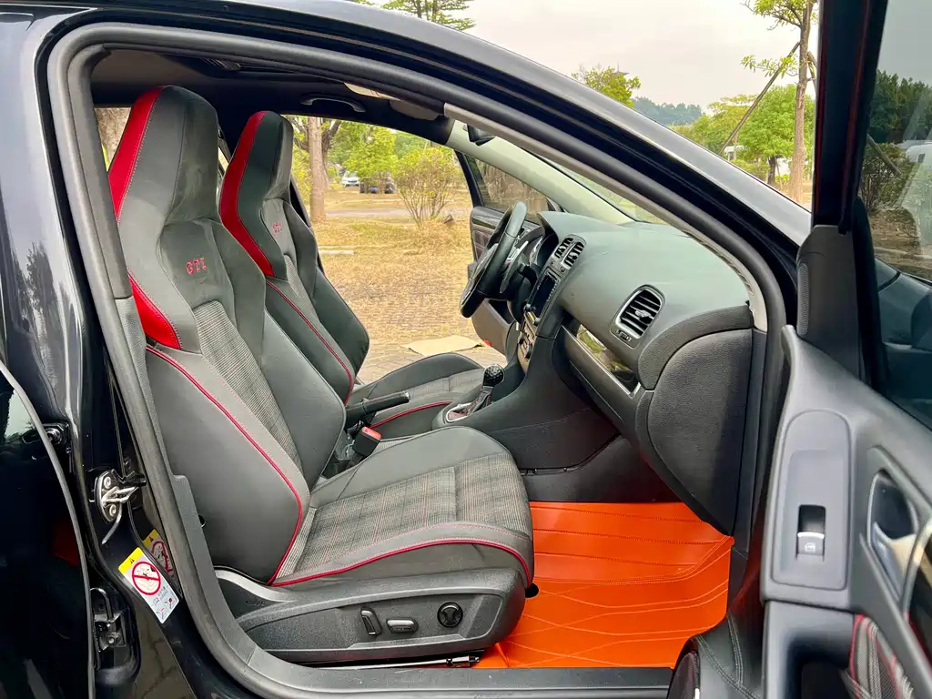 VOLKSWAGEN GOLF GTI 2011