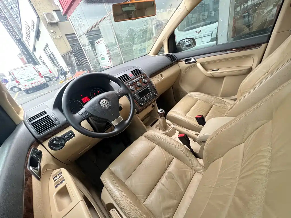 VOLKSWAGEN TOURAN 2010