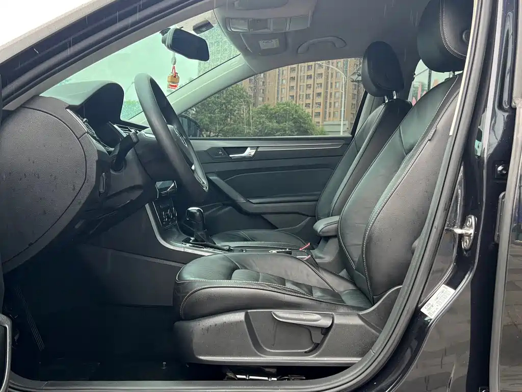VOLKSWAGEN PASSAT 2017