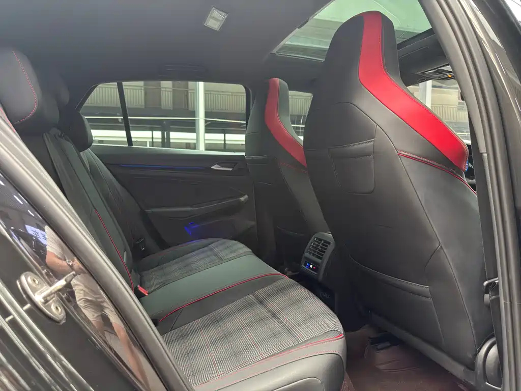 VOLKSWAGEN GOLF GTI 2021