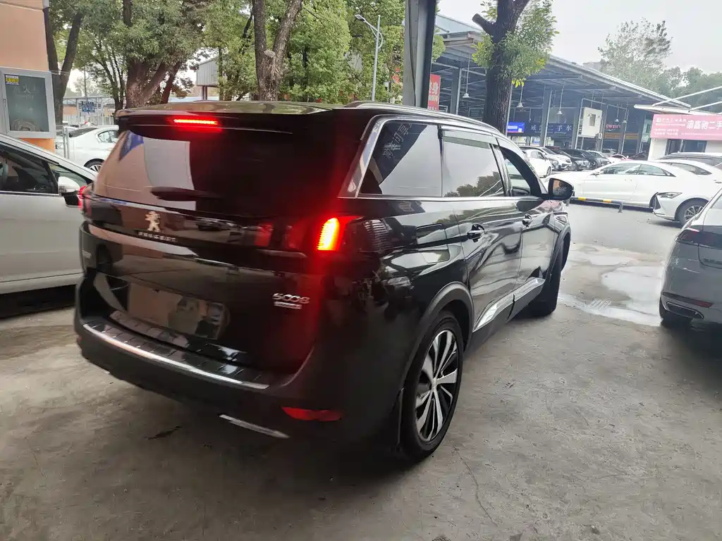 PEUGEOT 5008 2021