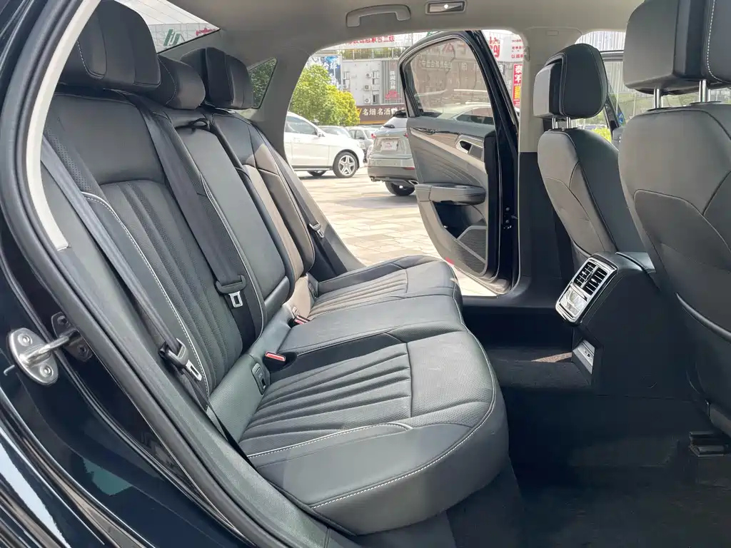 VOLKSWAGEN PASSAT 2024