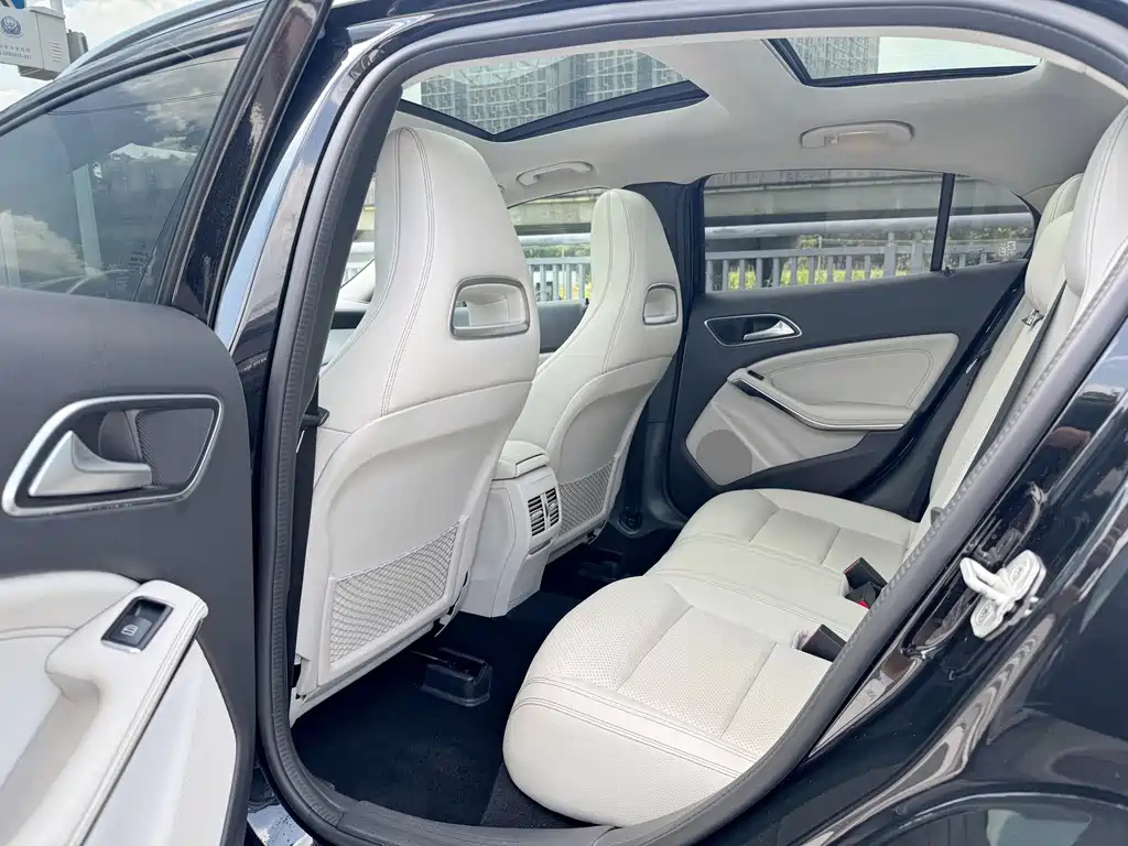 MERCEDES BENZ GLA 2015