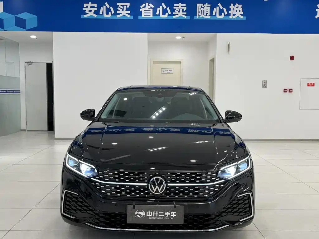 VOLKSWAGEN PASSAT 2024