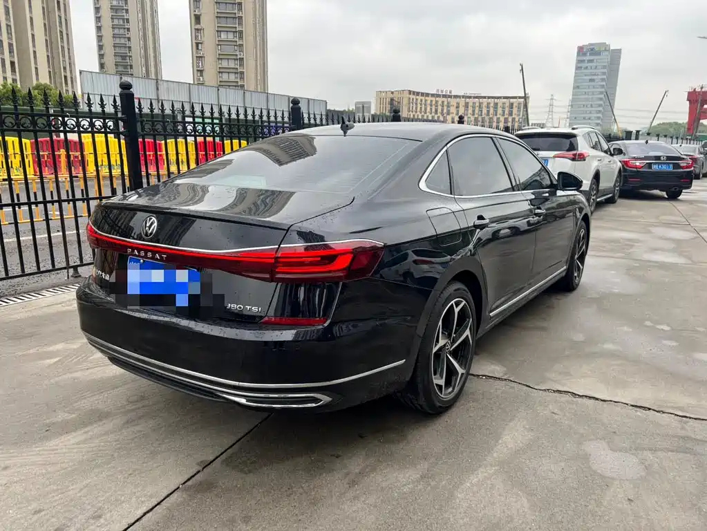 VOLKSWAGEN PASSAT 2023