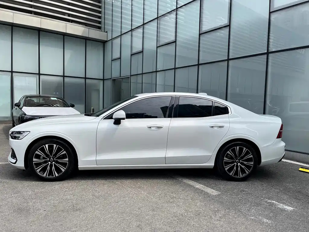 VOLVO S60 2024