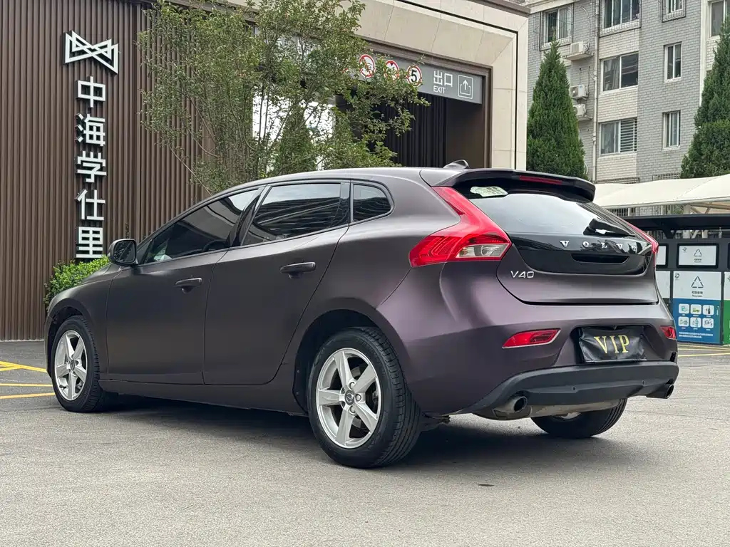 VOLVO V40 2016