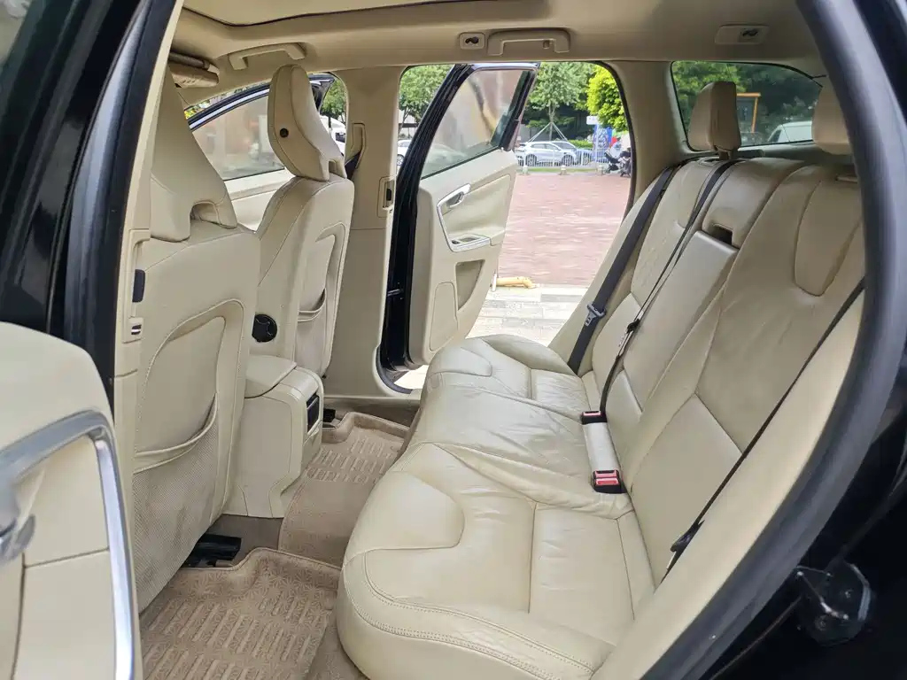 VOLVO XC60 IMPORT 2012