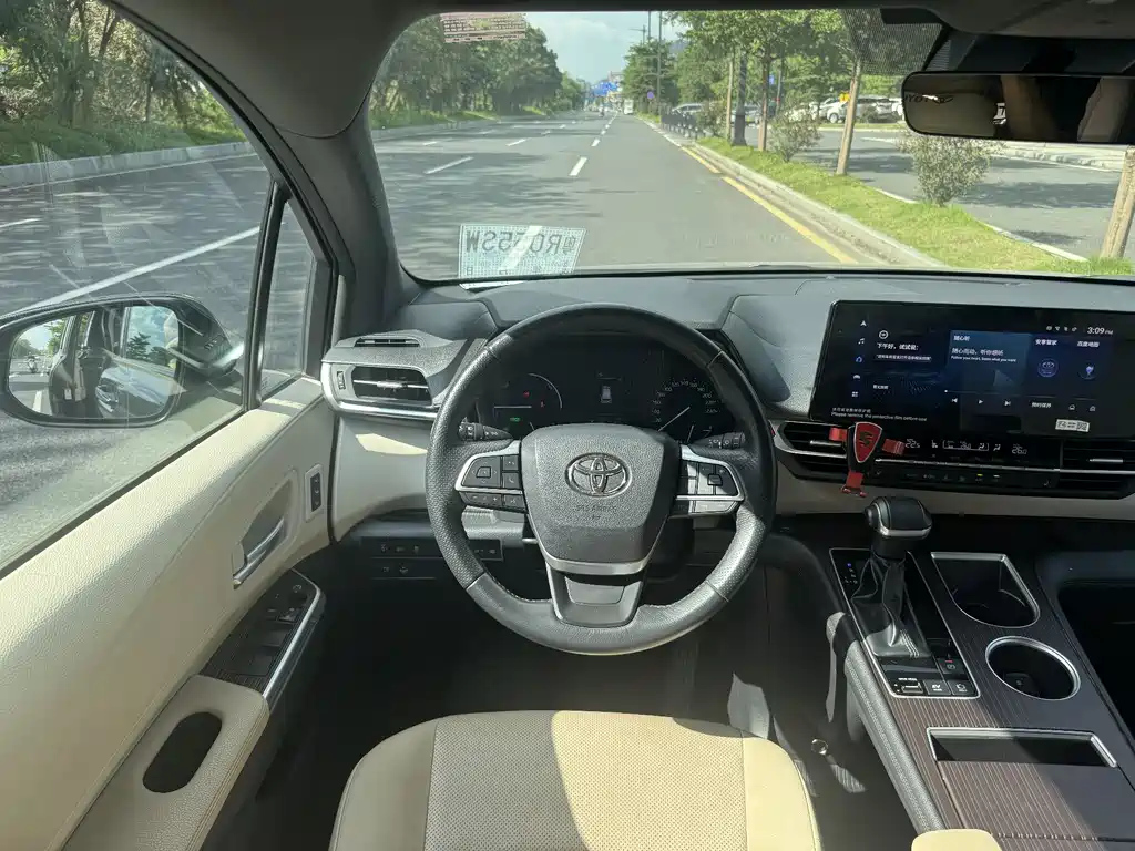 TOYOTA GRANVIA 2024