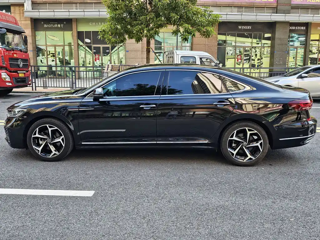 VOLKSWAGEN PASSAT 2024