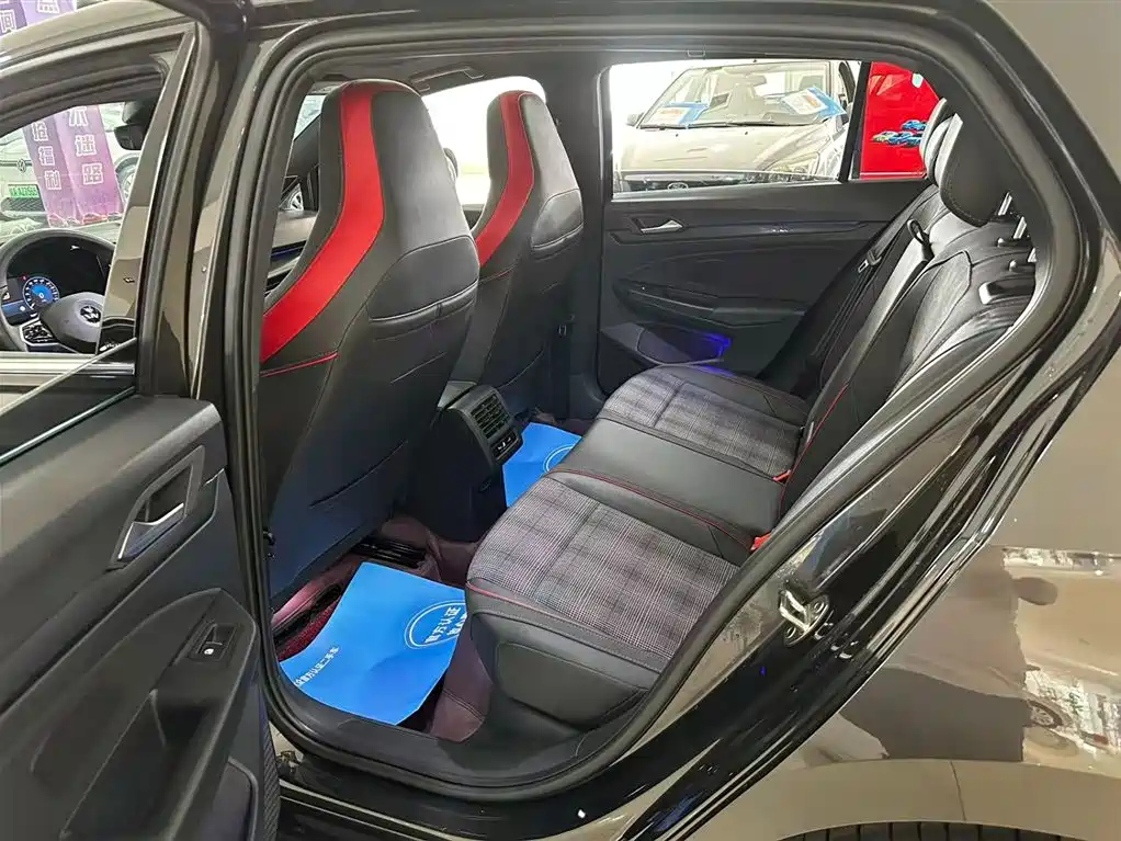 VOLKSWAGEN GOLF GTI 2024