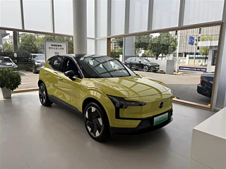 VOLVO EX30  2025
