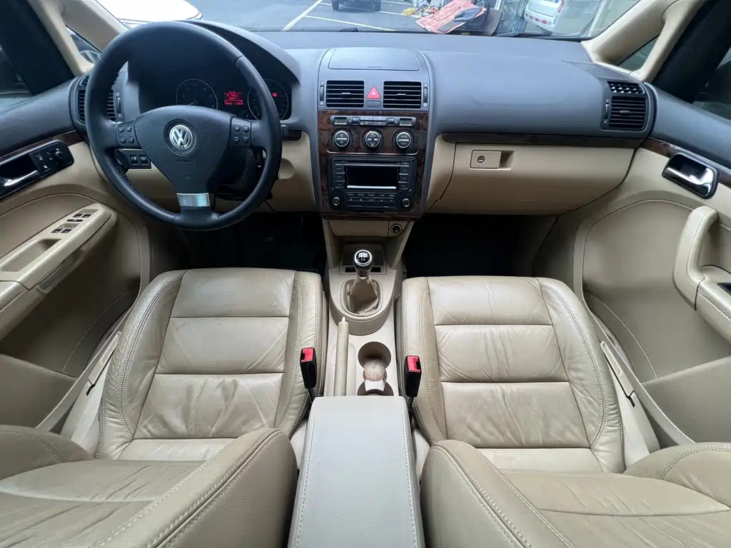 VOLKSWAGEN TOURAN 2010