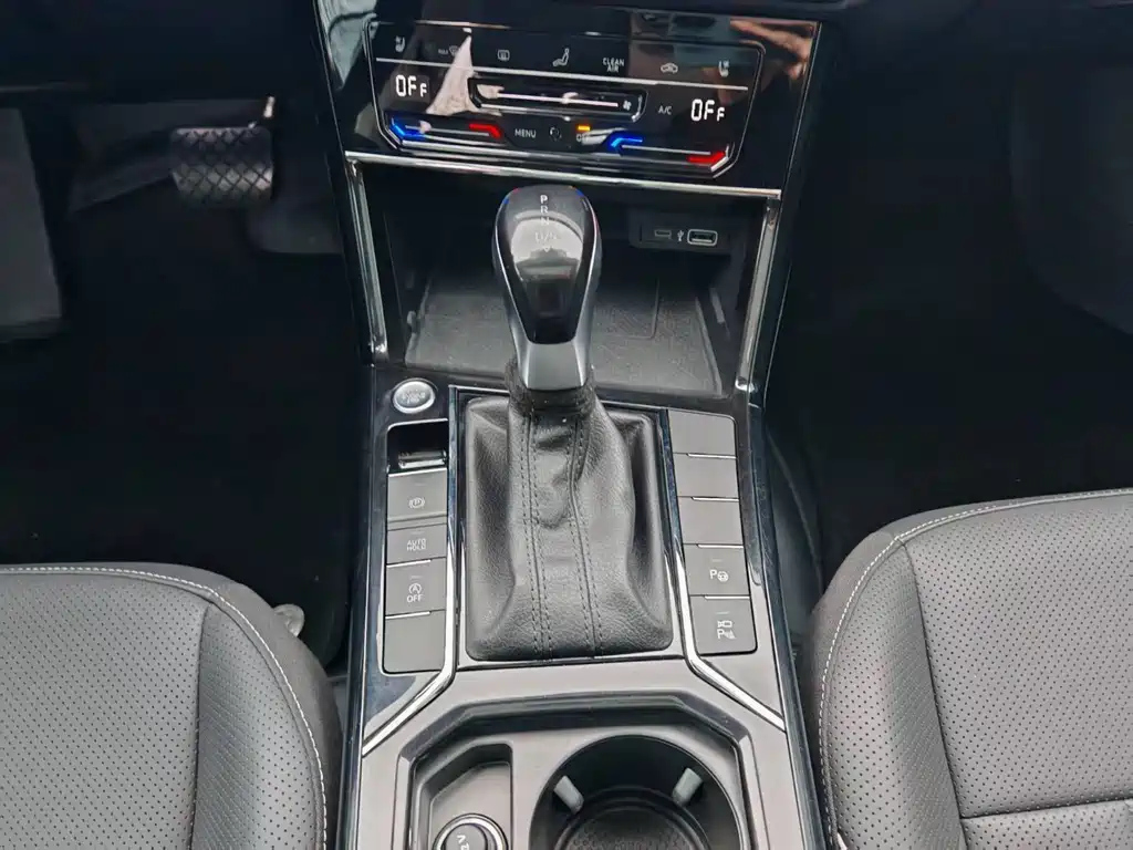 VOLKSWAGEN PASSAT 2024