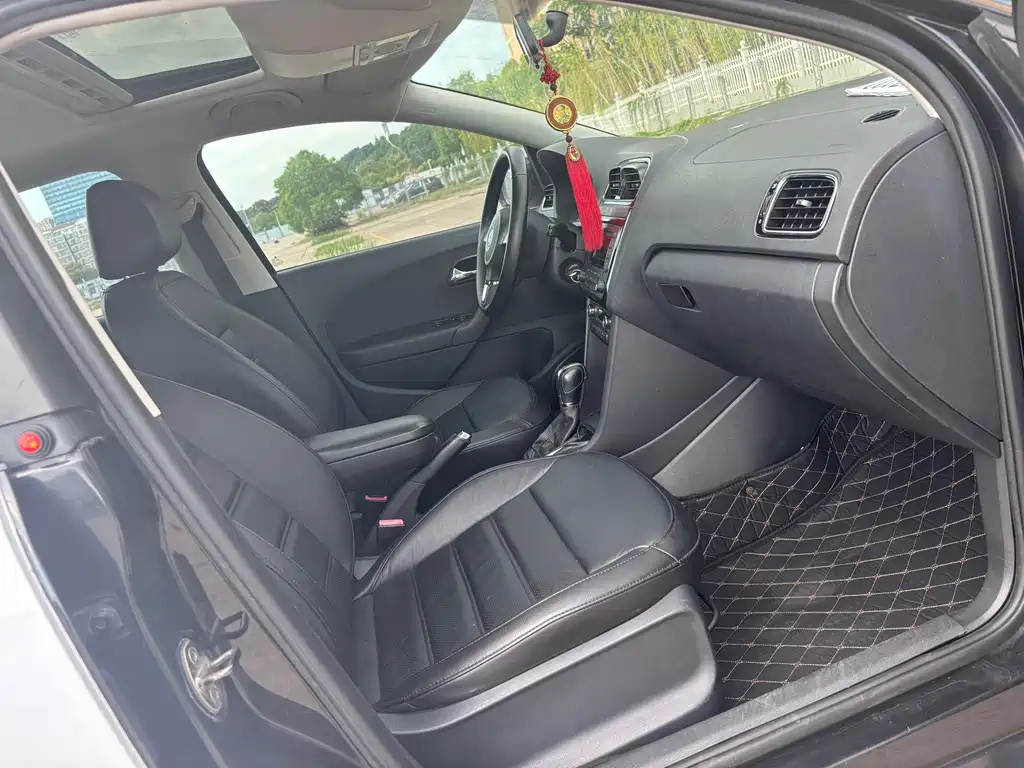 VOLKSWAGEN POLO 2013