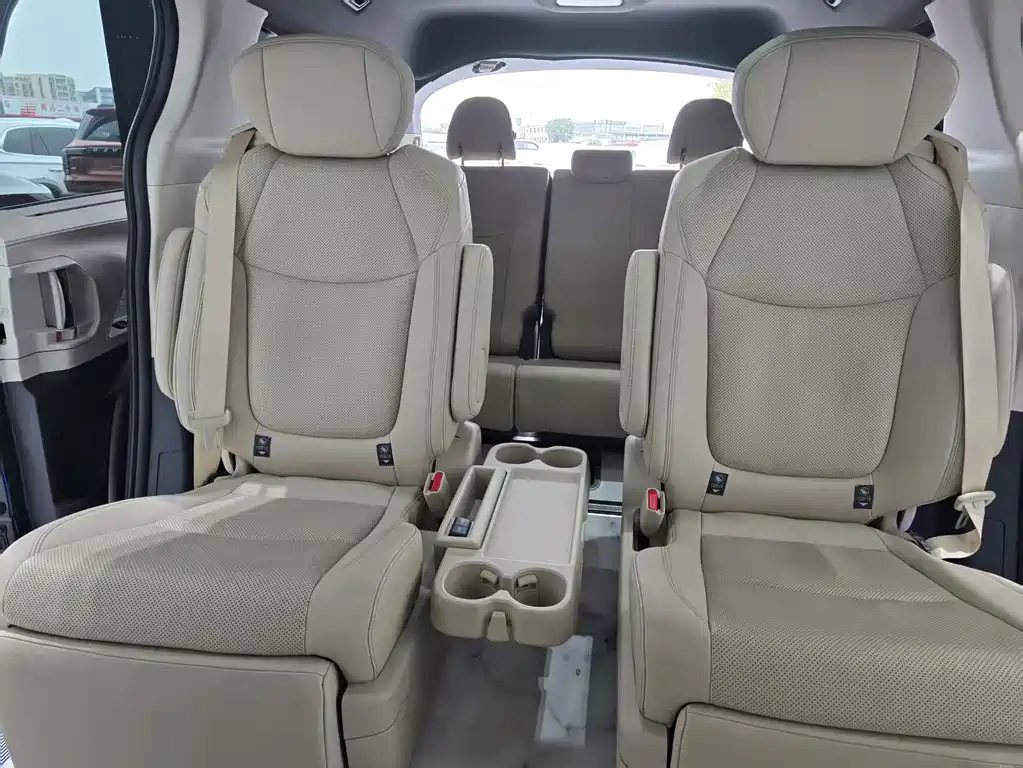 TOYOTA GRANVIA 2023