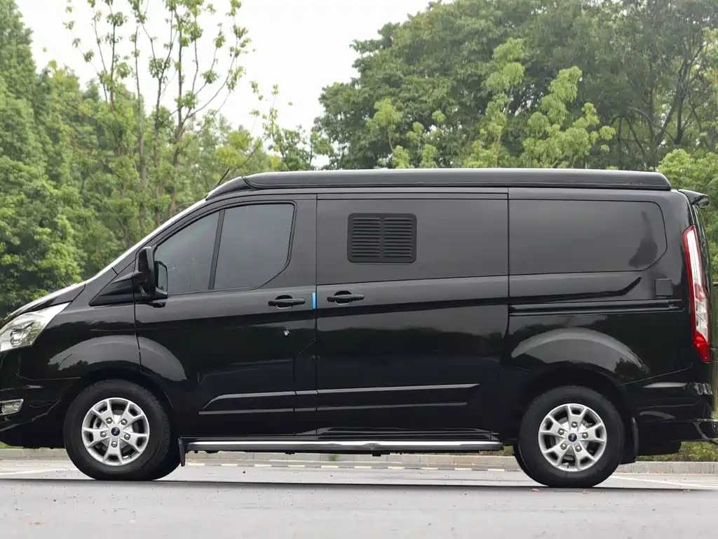 FORD TOUREO 2022