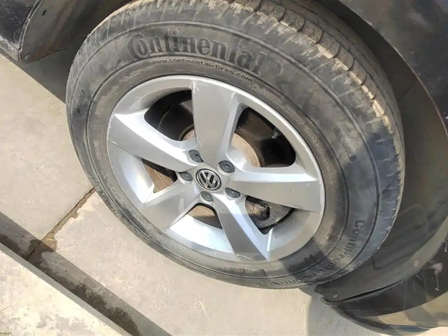VOLKSWAGEN LAVIDA 2015