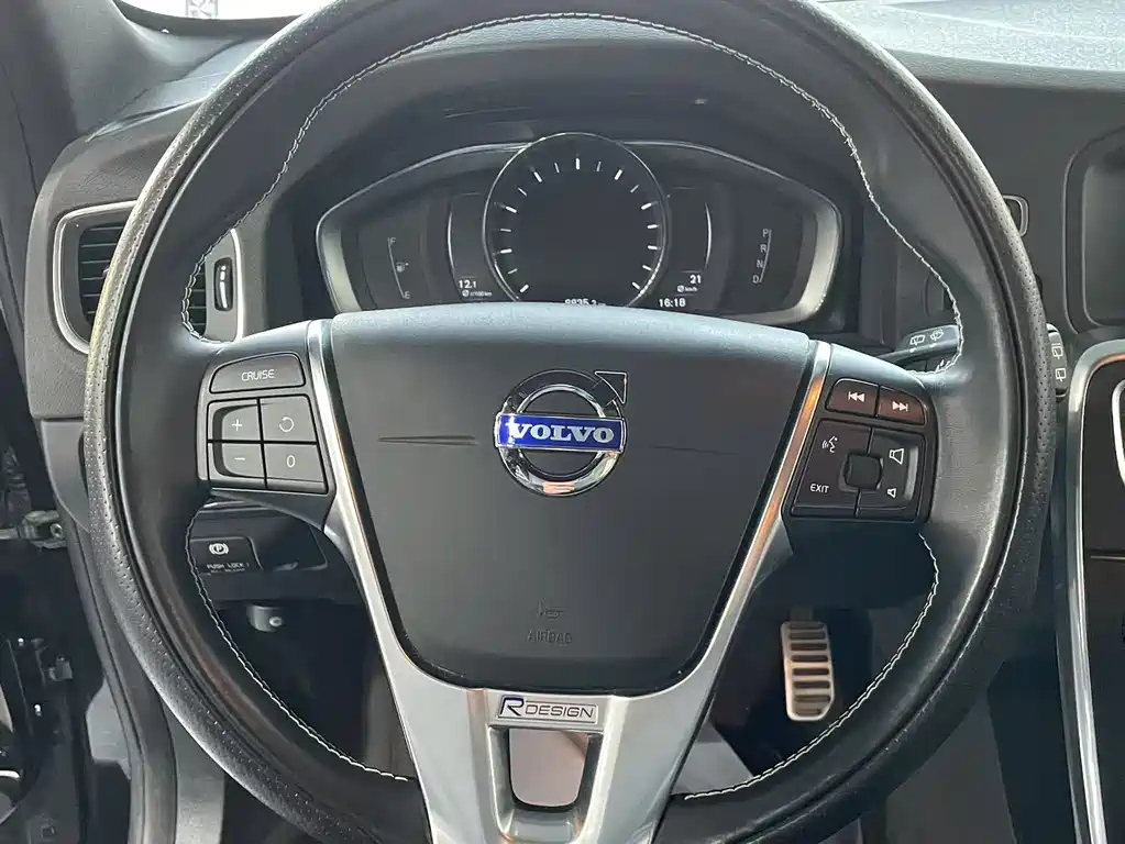VOLVO V60 2015