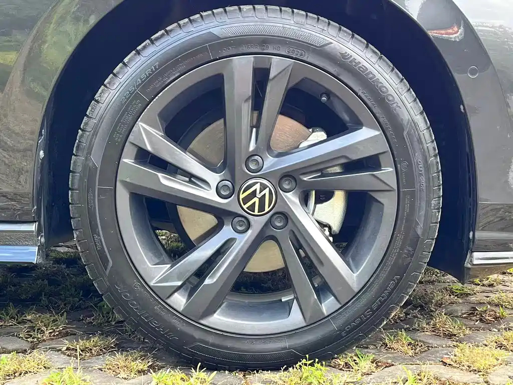 VOLKSWAGEN GOLF 2023