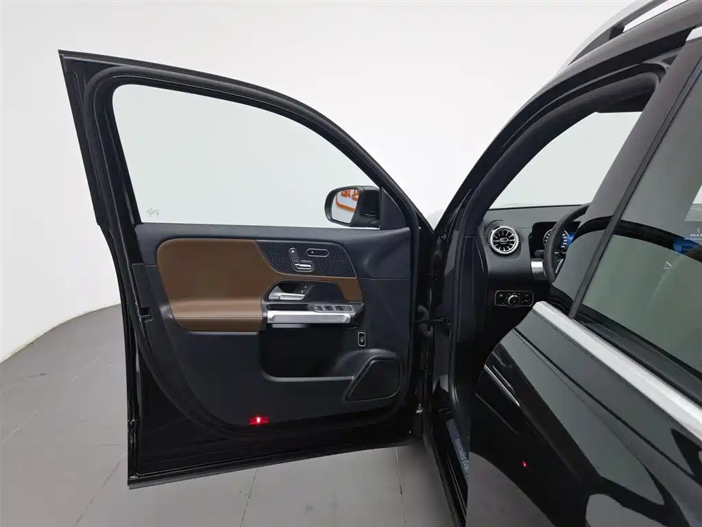 MERCEDES BENZ GLB 2024