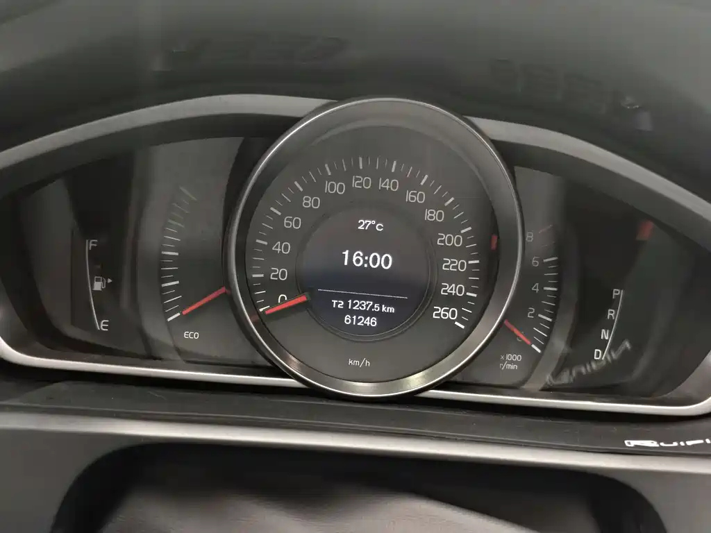 VOLVO V40 2014