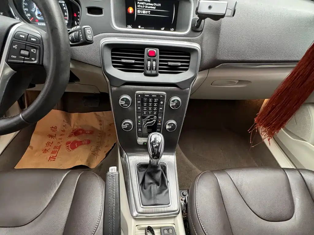 VOLVO V40 2016