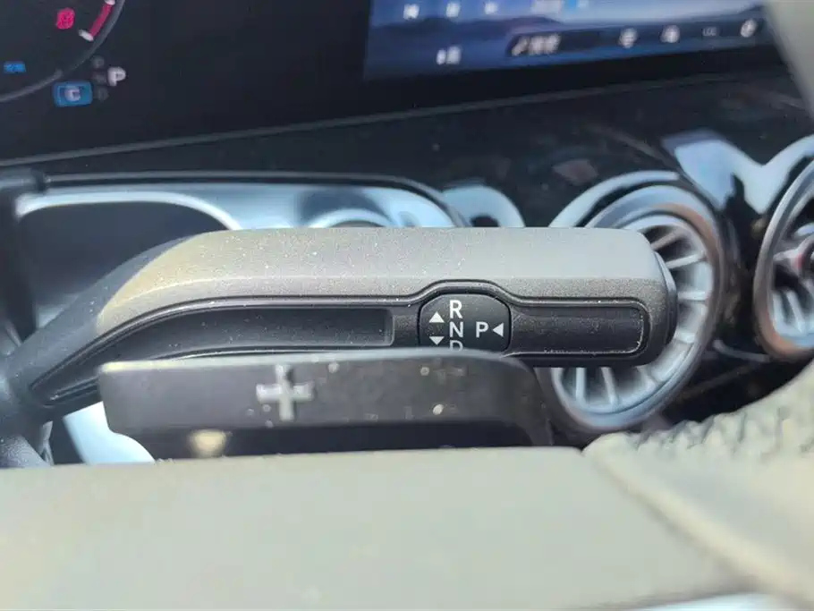 MERCEDES BENZ GLB 2024