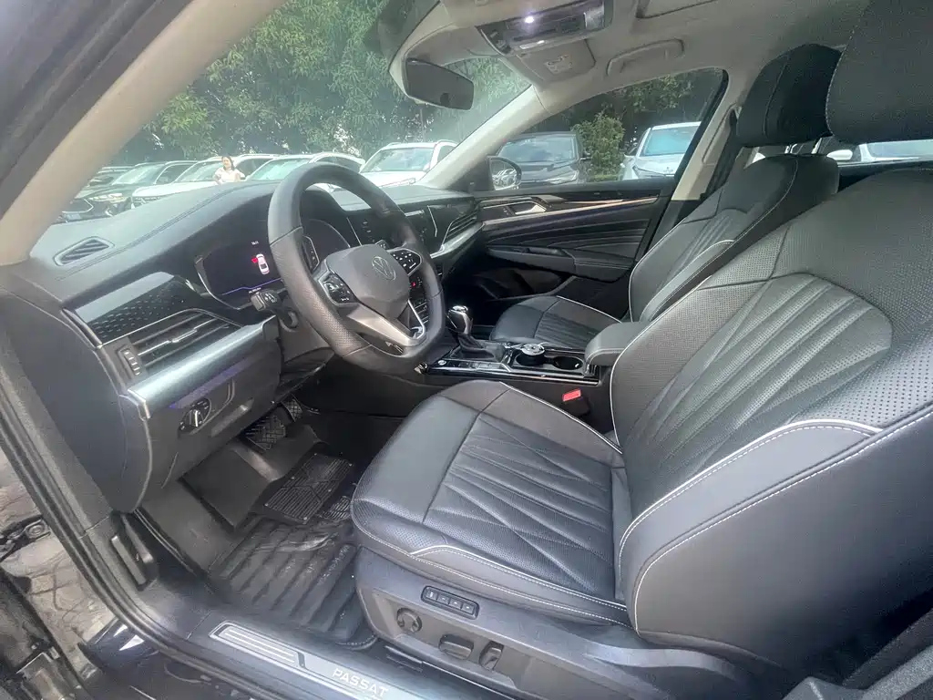 VOLKSWAGEN PASSAT 2023