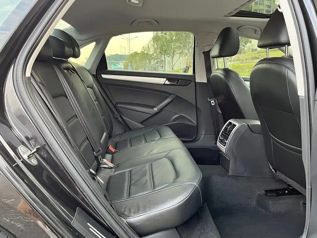 VOLKSWAGEN PASSAT 2012