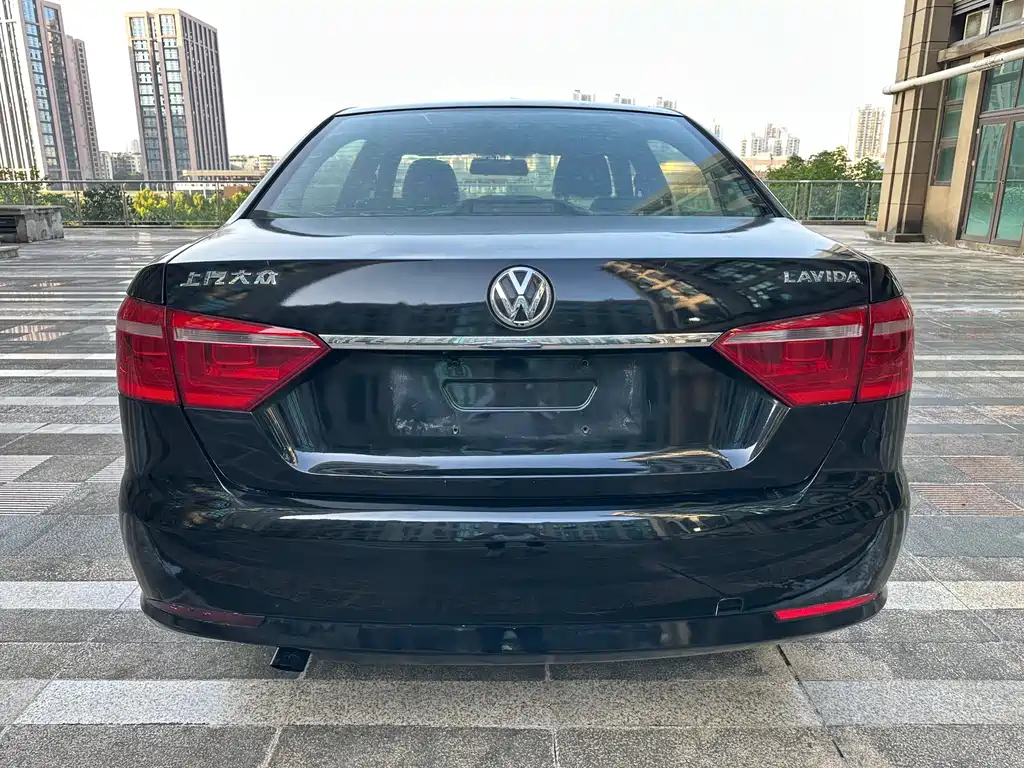 VOLKSWAGEN LAVIDA 2015