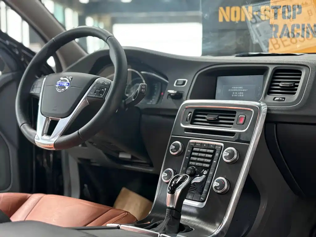 VOLVO V60 2015