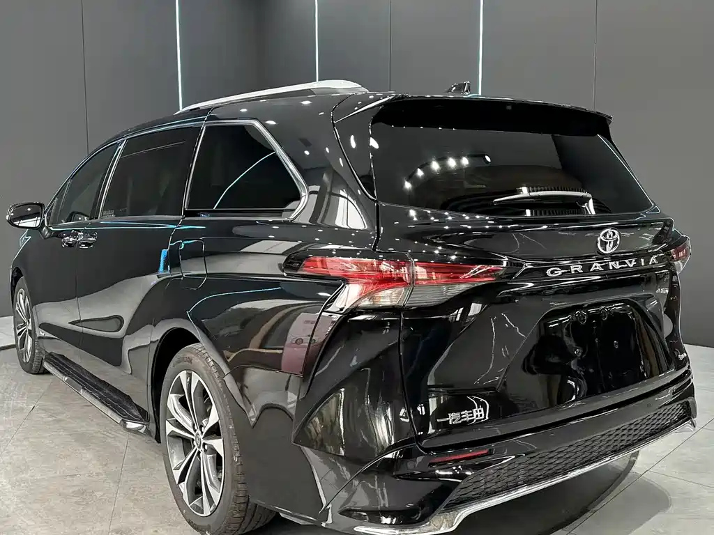 TOYOTA GRANVIA 2025