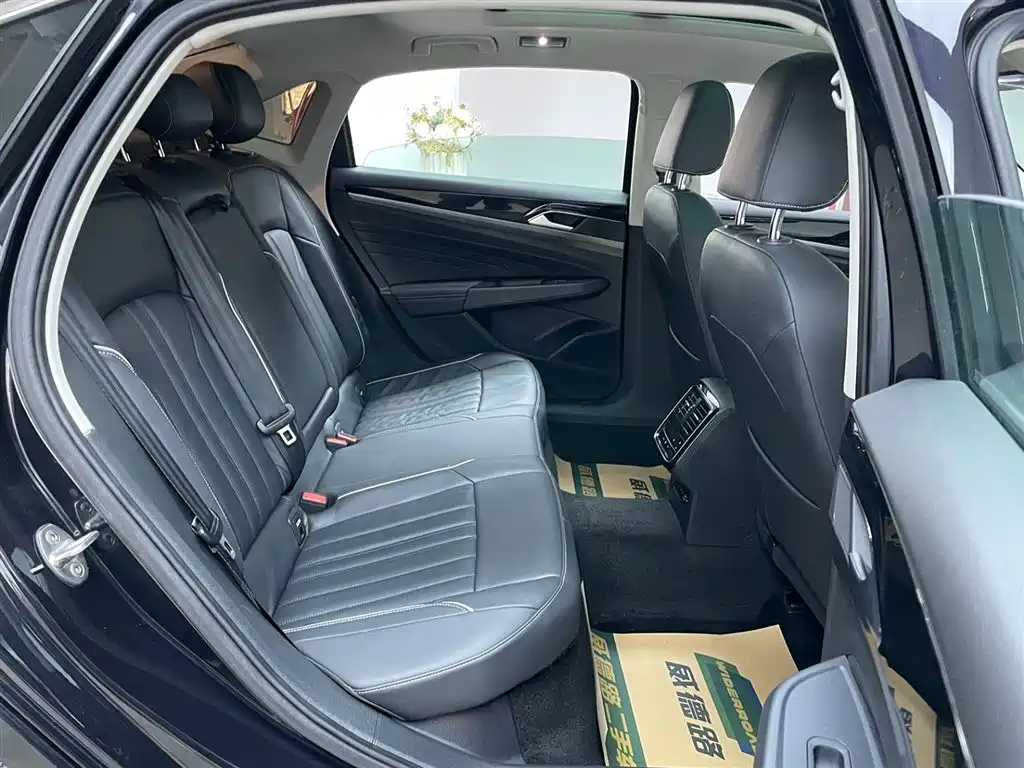 VOLKSWAGEN PASSAT 2023